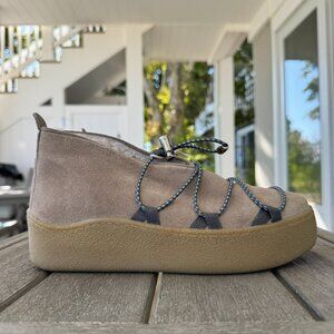 New Free People Snowdrop Micro Mukluk Shearling Platform Boots Taupe Suede US 7